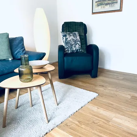 Charly In Steinbeck Lägenhet